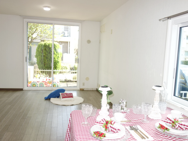 エステート鶴牧3 明るいリビングダイニング