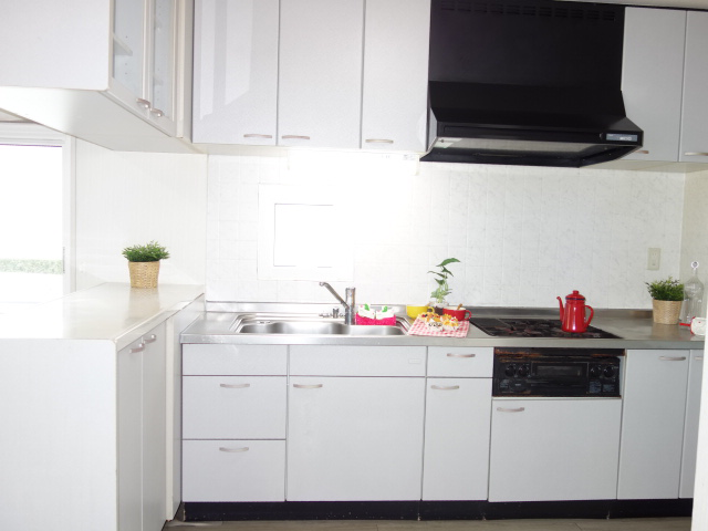 エステート鶴牧3 収納いっぱいのキッチン