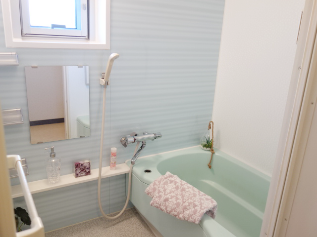 エステート鶴牧3 窓のあるお風呂